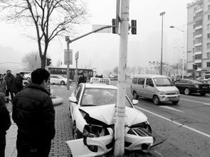 沈陽出租車為躲避其他車輛撞上路燈桿，警示安全意識